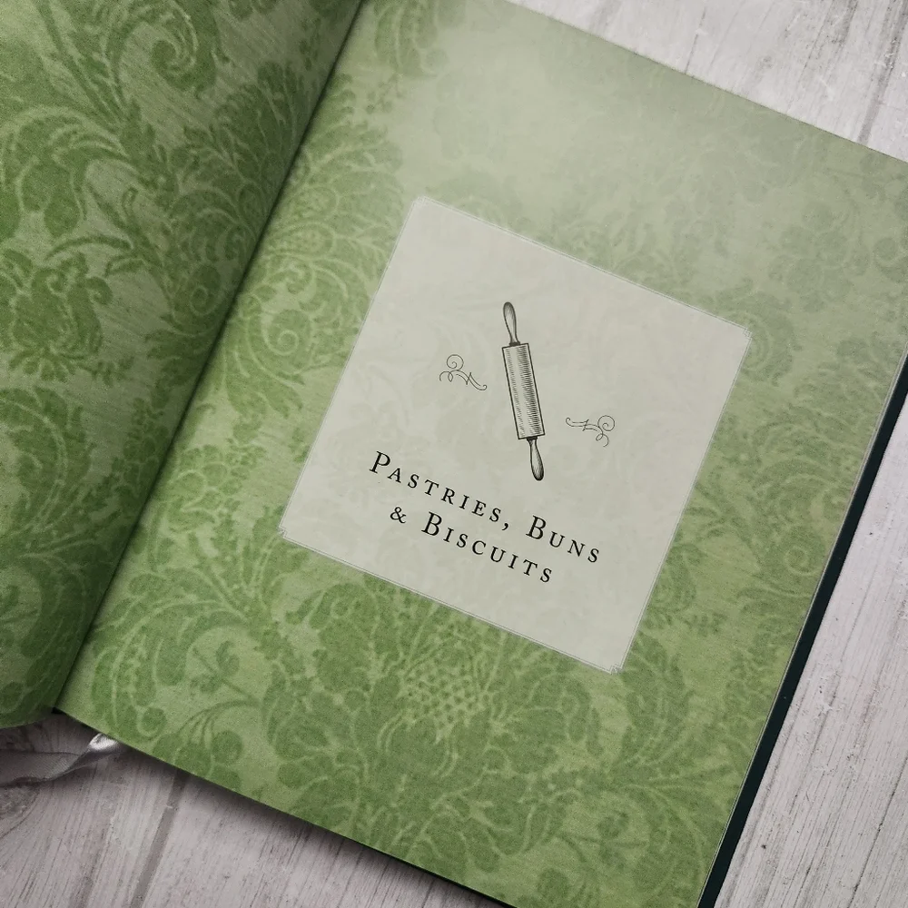 The Official Downton Abbey Afternoon Tea Cookbook 2020